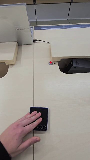 Когда среди ноутбуков нашёл galaxy z flip7 #galaxy #samsung #zflip7