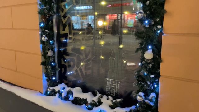 Освещение административных зданий: новогодняя подсветка фасада и окон