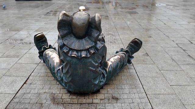 Клоун-наблюдатель на Цветном бульваре! А вы его заметили? 🤡👀