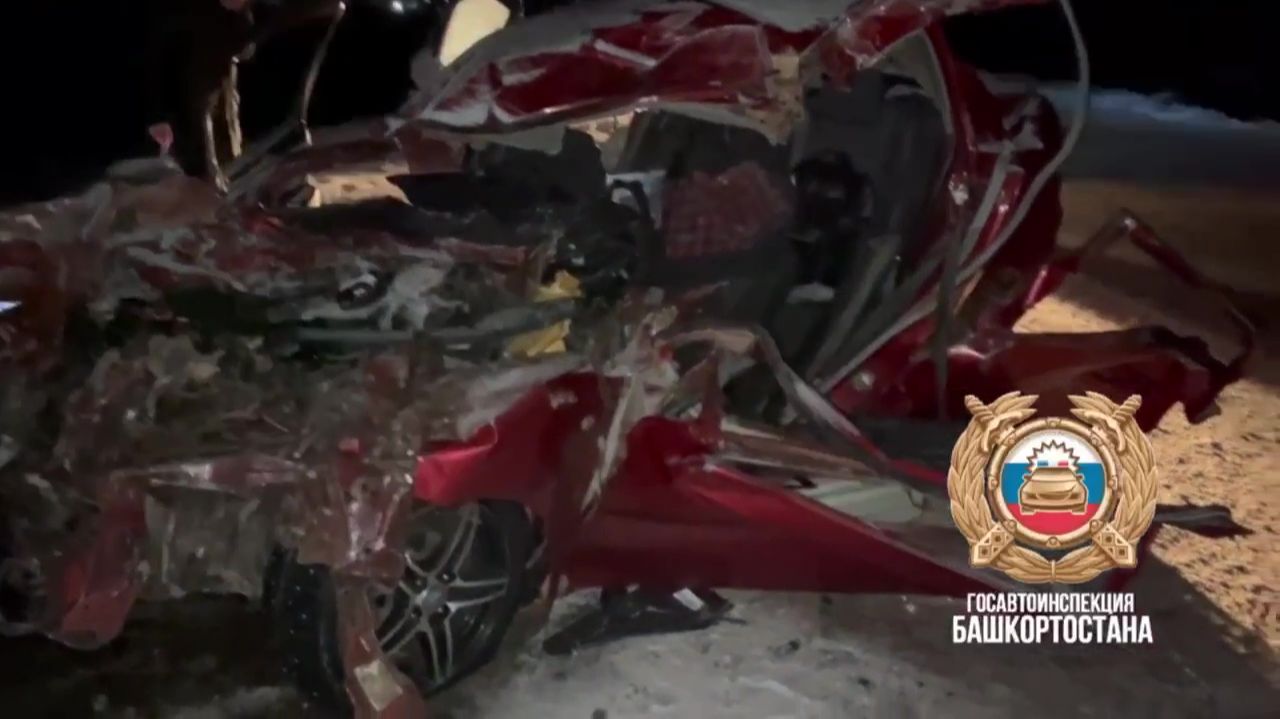 Женщина погибла, мужчина и ребенок в больнице: в Башкирии столкнулись легковушка и грузовик
