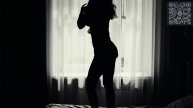 Силуэт красивой девушки на кровати .Эротик.