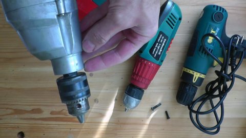 Как открутить патрон дрели, шуруповёрта без ключа. Просто!