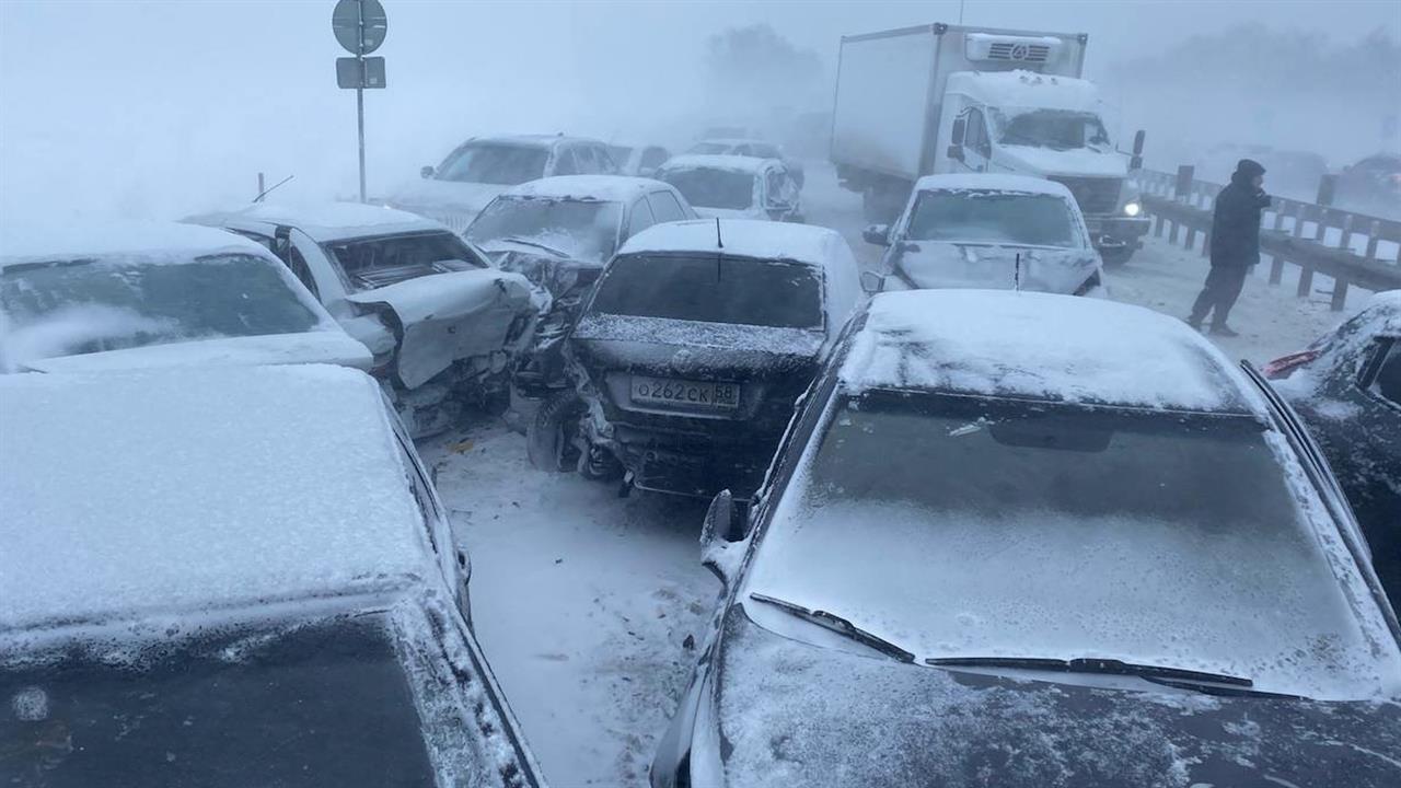 Шесть человек пострадали в ДТП с участием более 20 машин в Пензенской области.