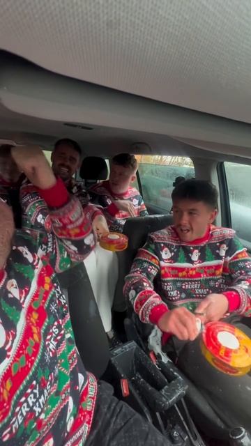 Мужики решили попробовать сюрстрёмминг в машине и что могло пойти не так?