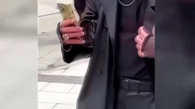 И кто из них стрёмно одет???