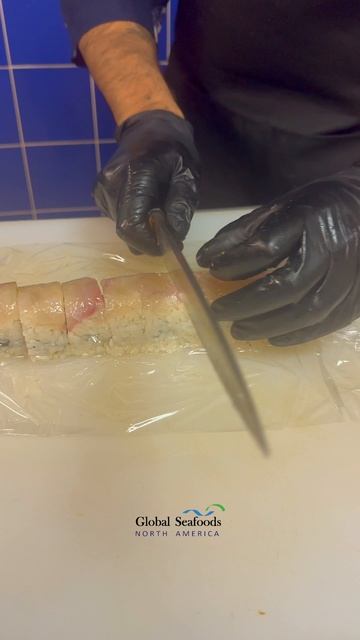 Шеф Джошуа демонстрирует точность и баланс на каждом этапе приготовления этого суши-ролла.