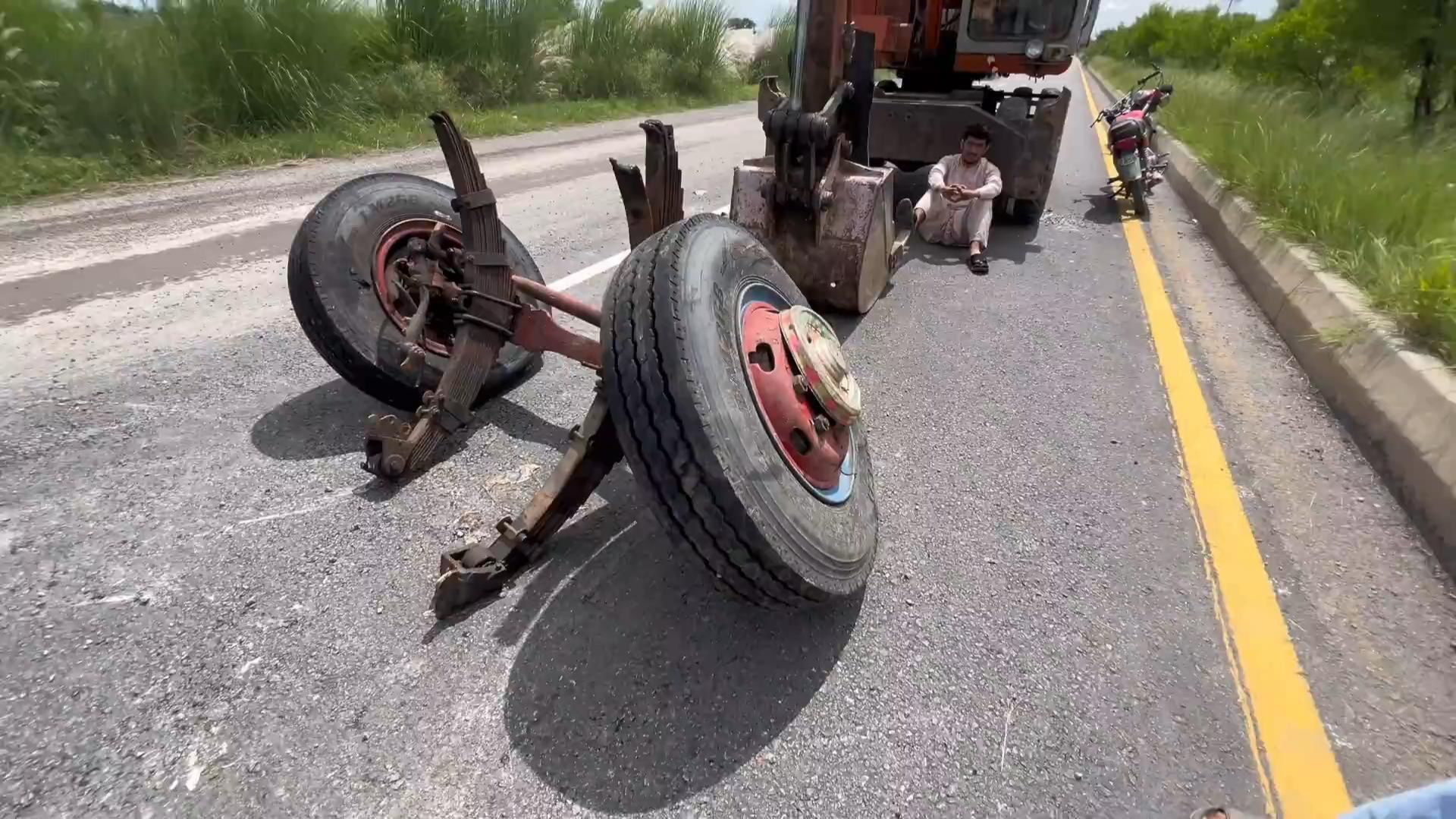 Грузовик развалился прямо на дороге - ЭКСТРЕННЫЙ РЕМОНТ