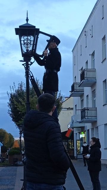 Брестский фонарщик зажигает фонари