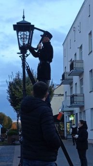 Брестский фонарщик зажигает фонари