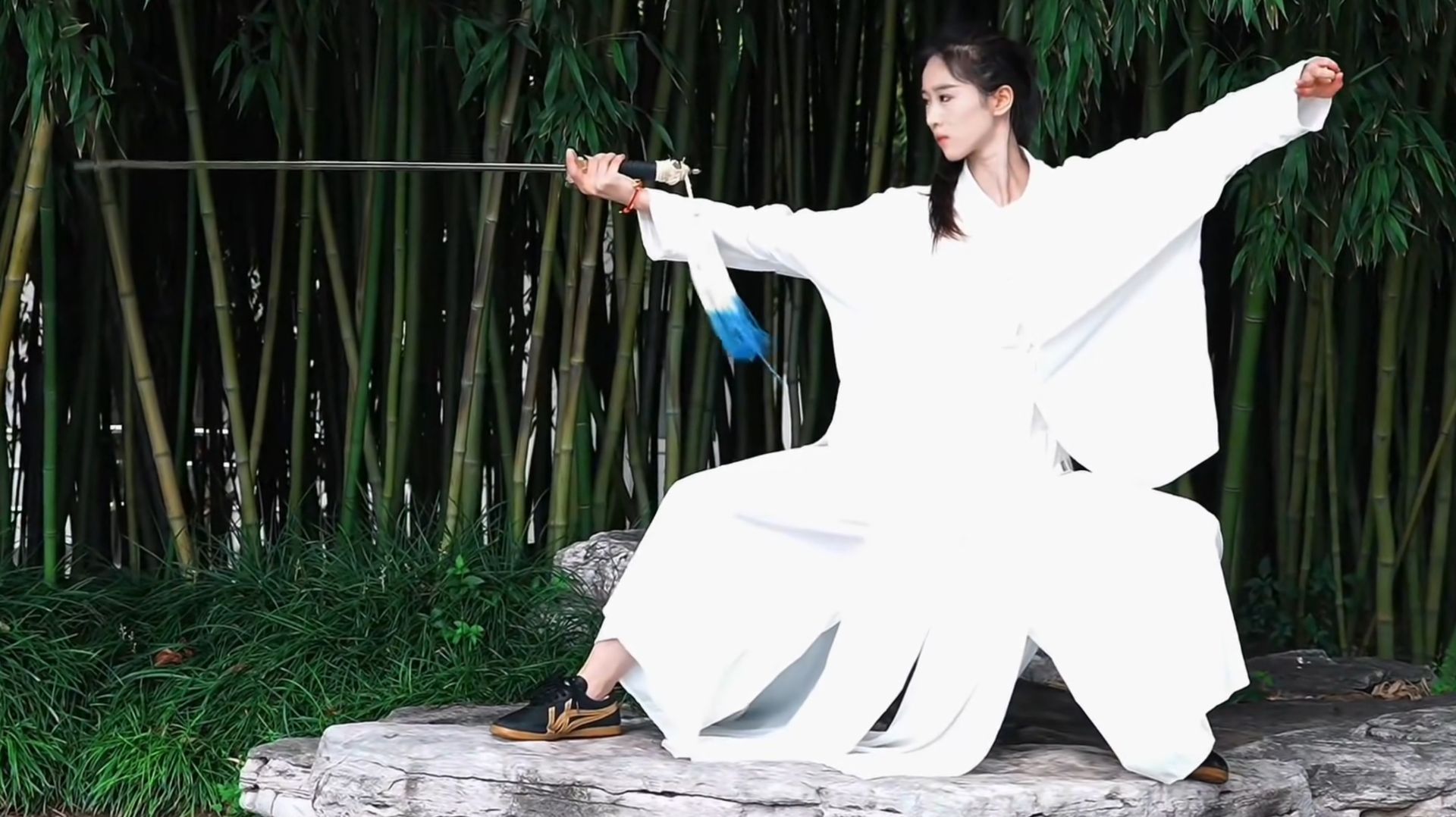 «Небесная мастерица» — китаяночка демонстрирует навыки фехтования - китайские боевые искусства #33