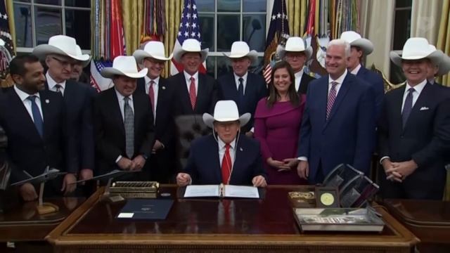 Трамп в ковбойской шляпе сидит в Овальном кабинете вместе с олимпийской командой США