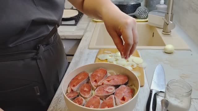 Повседневная жизнь в селе/ЮЛЯ ЗАМАРИНОВАЛА СУГУДАЙ, ПРИБРАЛАСЬ/ ЖЕНЯ СТАРАЕТСЯ