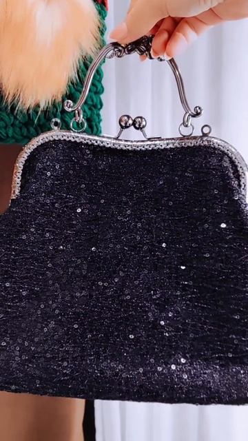 Женская сумочка — это  своего рода миниатюрный мир , полный загадок и неожиданных находок.