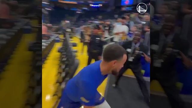 Стеф Карри попал в кольцо с другого конца площадки, от самого туннеля, на разминке перед игрой