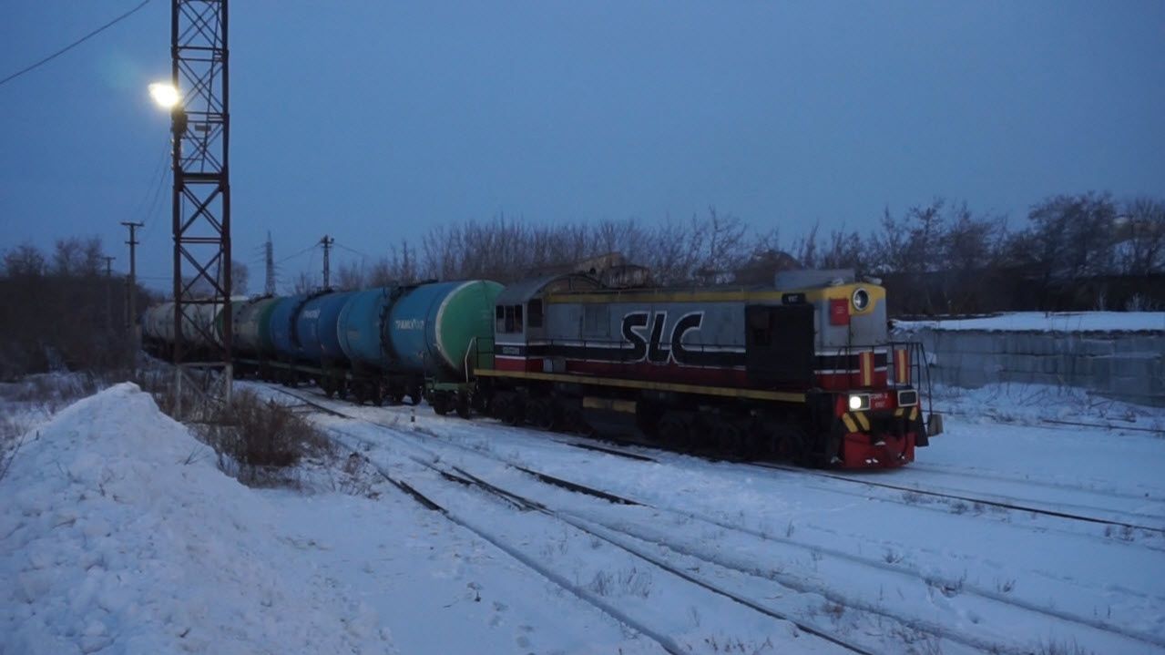 Тепловоз ТЭМ2-6187. Полчаса подготовки и резкий старт с бочками.