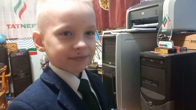 UB4RHV=Айнур показывает изделие приемник в действии .