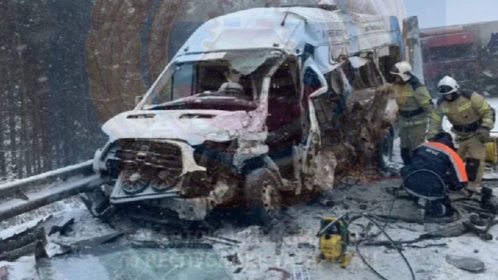 В массовом ДТП с фурой и микроавтобусов в Татарстане погибли два человека