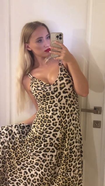 Красотка с красивой грудью в платье в леопардовом на высоких каблуках