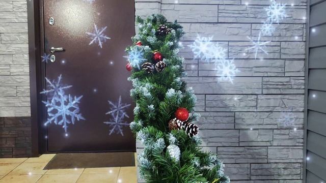 Начала украшать дом к Новому году!🌲Начала с веранды, получилось👍