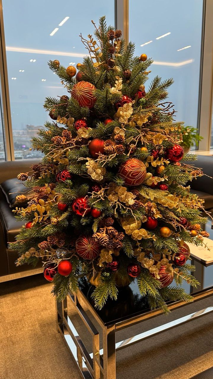 Новогодняя елка из искусственной хвои "Бордовая с золотом"