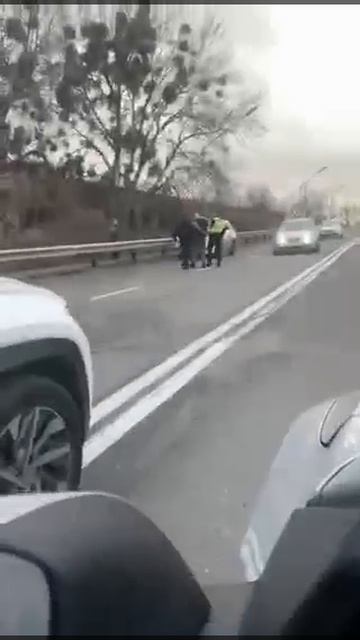 В Киеве сотрудники полиции остановили автомобиль, а затем заблокировали его, потом пробили колесо 2