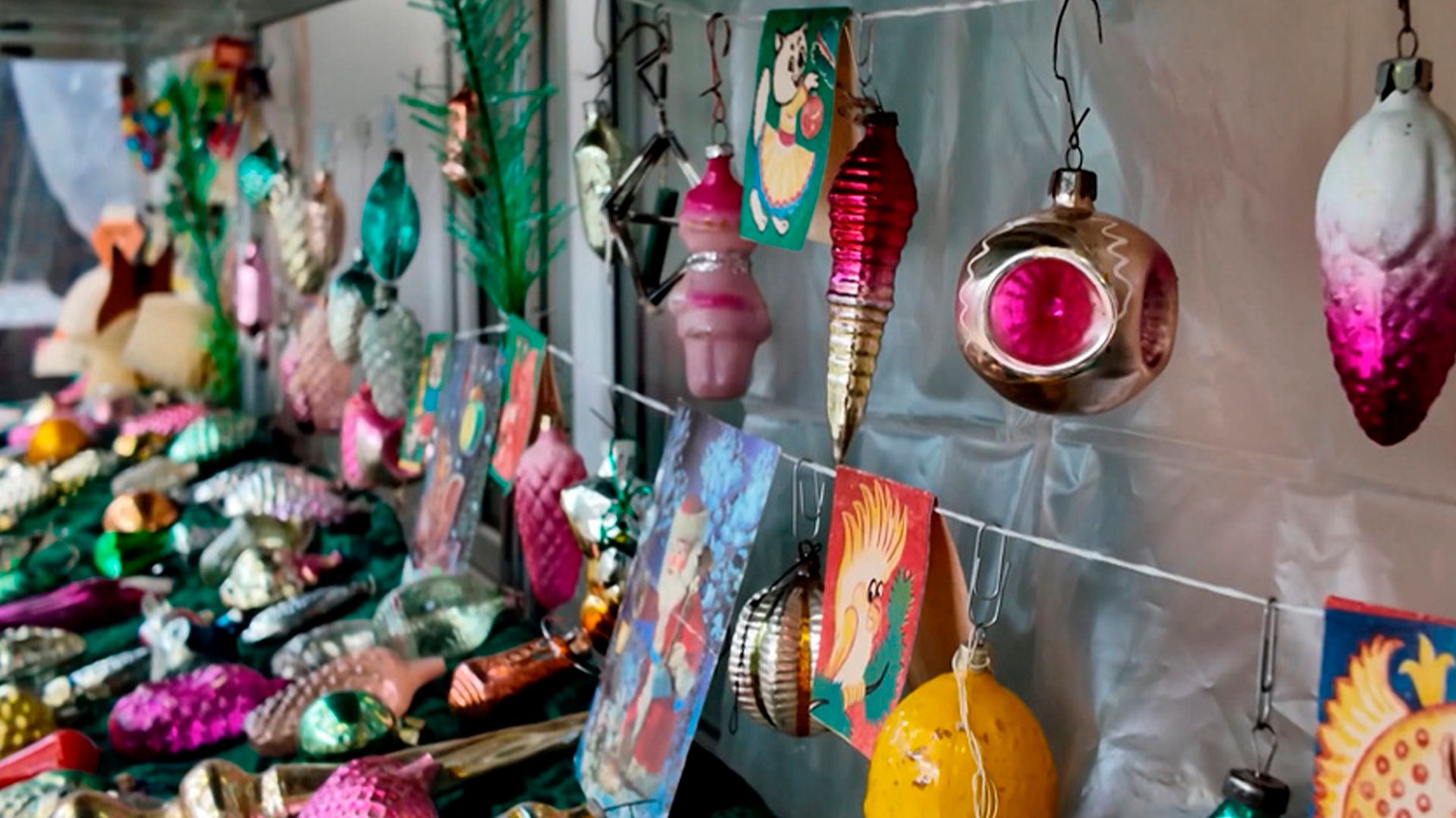 Выставка советских елочных игрушек и Дед Морозов открылась в ботаническом саду Петропавловска