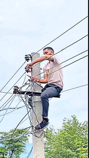 Теперь понятно, почему у них высокая текучка кадров. Друзья, следите за техникой безопасности⚡