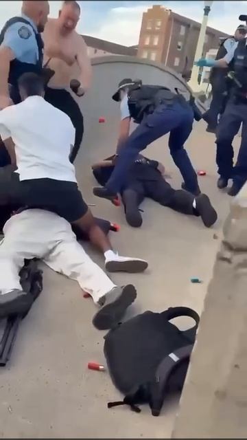 ⚡️Стрельба в Сиднее: несколько человек ранены после того, как неизвестные открыли огонь на пляже Бон