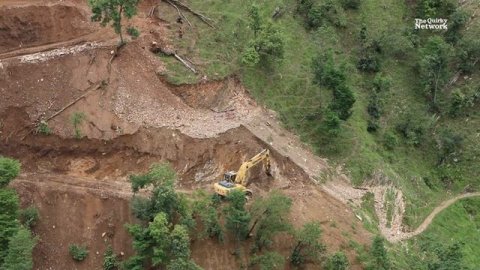 Экскаватор Komatsu строит горную дорогу на крутых склонах | Видео-подборка