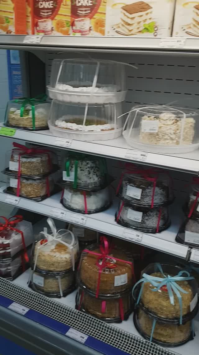 20251214 Торты выпечка продуктовый магазин ТЦ Атолл собственное производство салаты фрукт город Орёл
