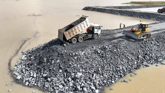 Красивый невероятный экшен: Бульдозер SHANTUI прокладывает новую дорогу на Большом озере,