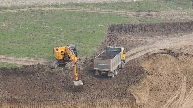 Два мощных JCB загружают самосвал за самосвалом!