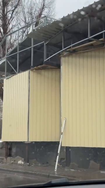 В районе ЦУМа продолжают восстанавливать рыночные павильоны.