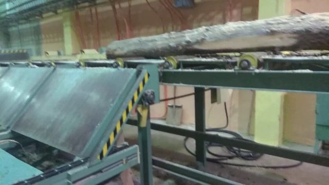 Распиловка бревен в развал на брусовальном станке (на выходе)