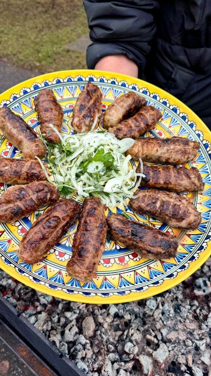 Говяжья печень с овощами в жировой сетке на мангале