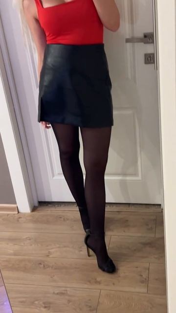 Сексуальные ножки в колготках на высоких каблуках