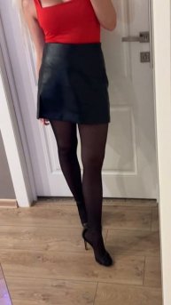 Сексуальные ножки в колготках на высоких каблуках