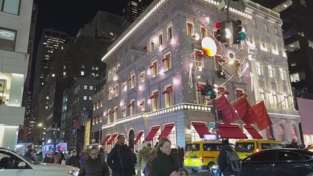 РОЖДЕСТВЕНСКИЙ МАНХЭТТЕН НЬЮ-ЙОРК УКРАШЕННЫЕ  5-я и 6-я Авеню, Елка в Рокфеллер-центре