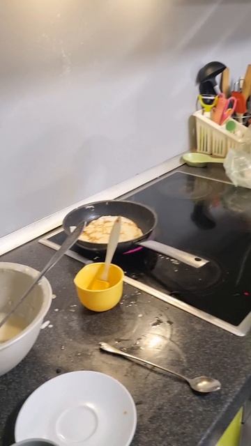 #Чудо #сын готовит #блинчики 😄🥞 #мамыначиле