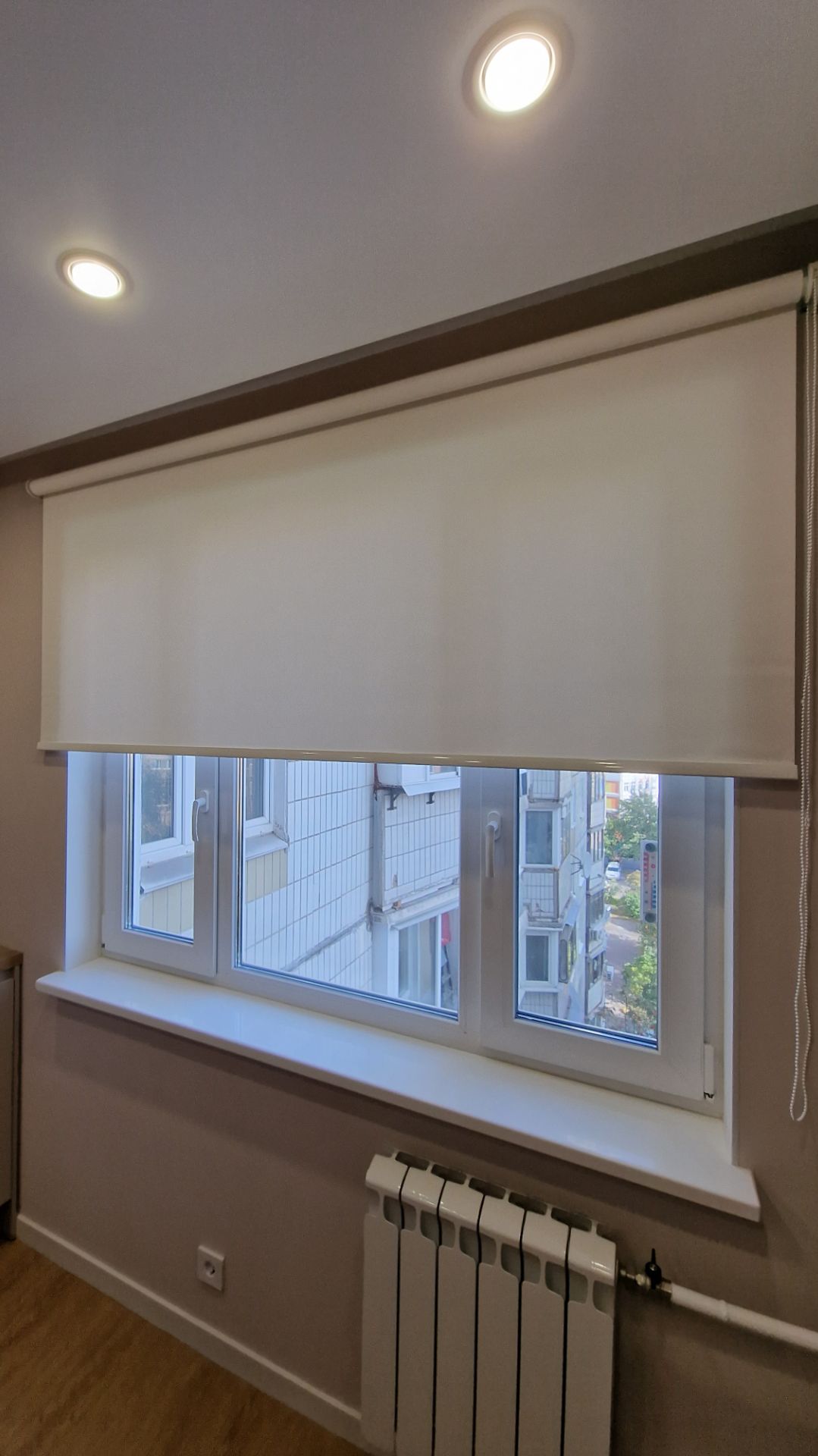 Свободновисящая рулонная штора на проем. Ткань Карина белая.