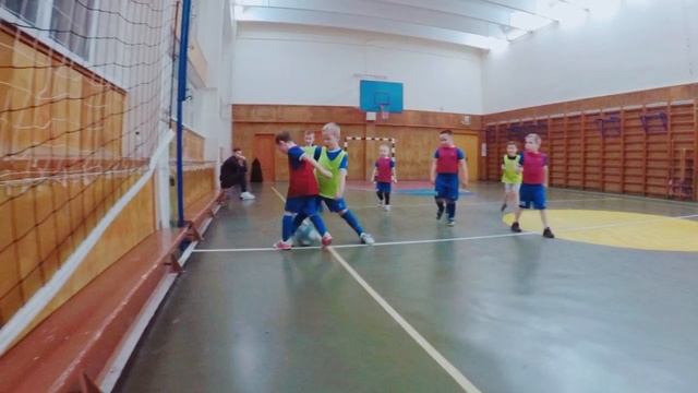 Юные "Витязи" на тренировке в зале.