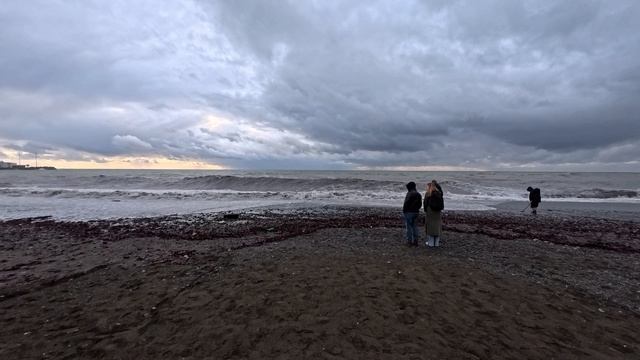 Пляж "Ривьера" в Сочи зимой. Шторм