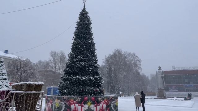 🎄 Елка у Современника дождалась снежку