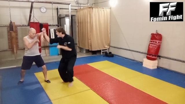 самооборона/ произвольная двойка+ удар ногой+ двойка, защита