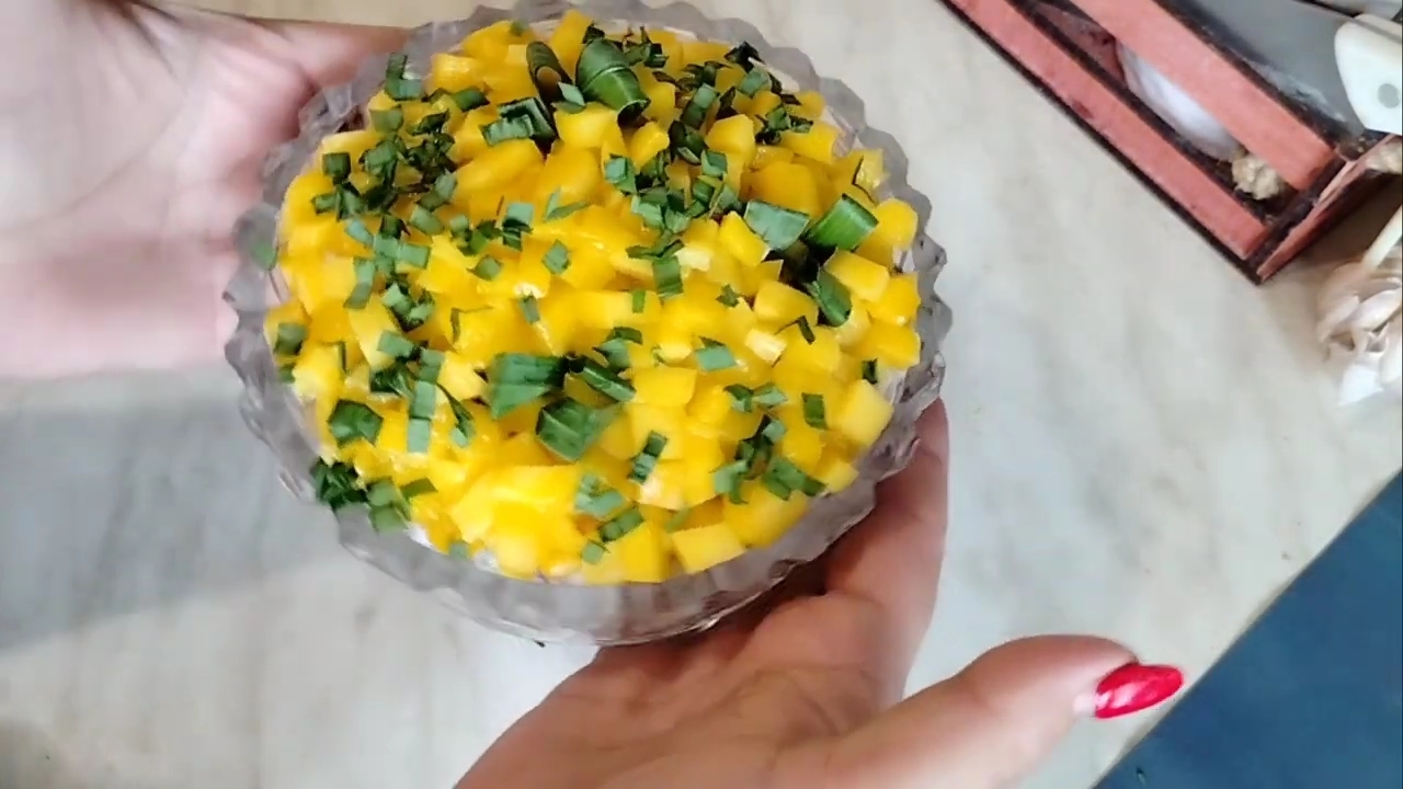 Салат "Курочка в манговой шубке", ну очень вкусно.