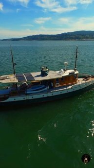 Деревянное судно ручной работы на якорной стоянке