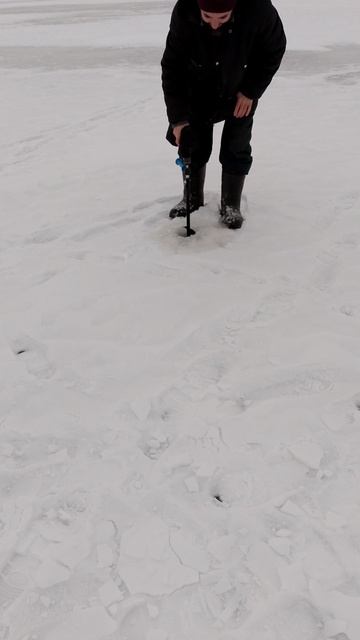 Вот и я с детьми открыла рыболовный сезон 2025-2026. А-то муж только с друзьями ездил