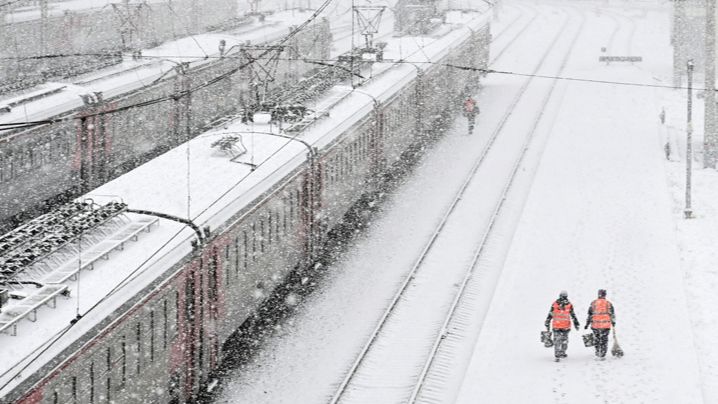 Пять поездов "Таврия" задерживаются на пути в Крым и из Крыма