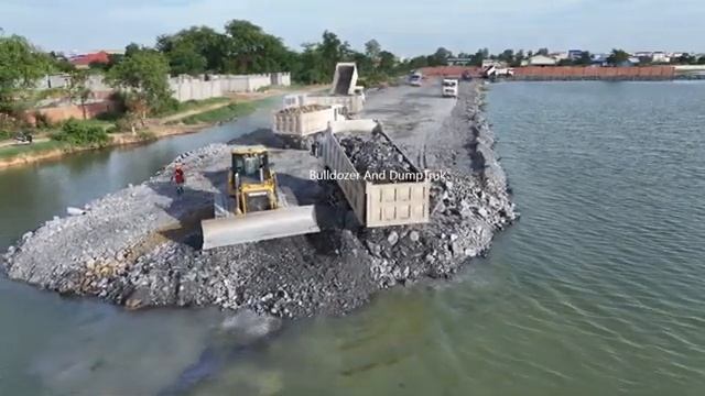 Лучший бульдозер Shantui Сбрасывает Камни В Воду С помощью 25-тонного самосвала, Загружающего Камни