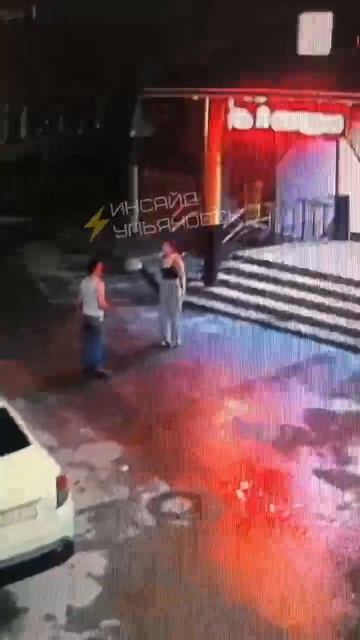 Видеозапись запечатлела неприятную сцену у кафе «Соло» в Ульяновске: пьяный парень сначала раздевалс